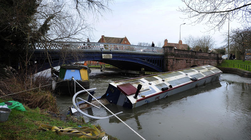 narrowboat-rescue800px